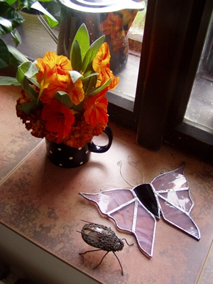 Drátovaný brouk s motýlem