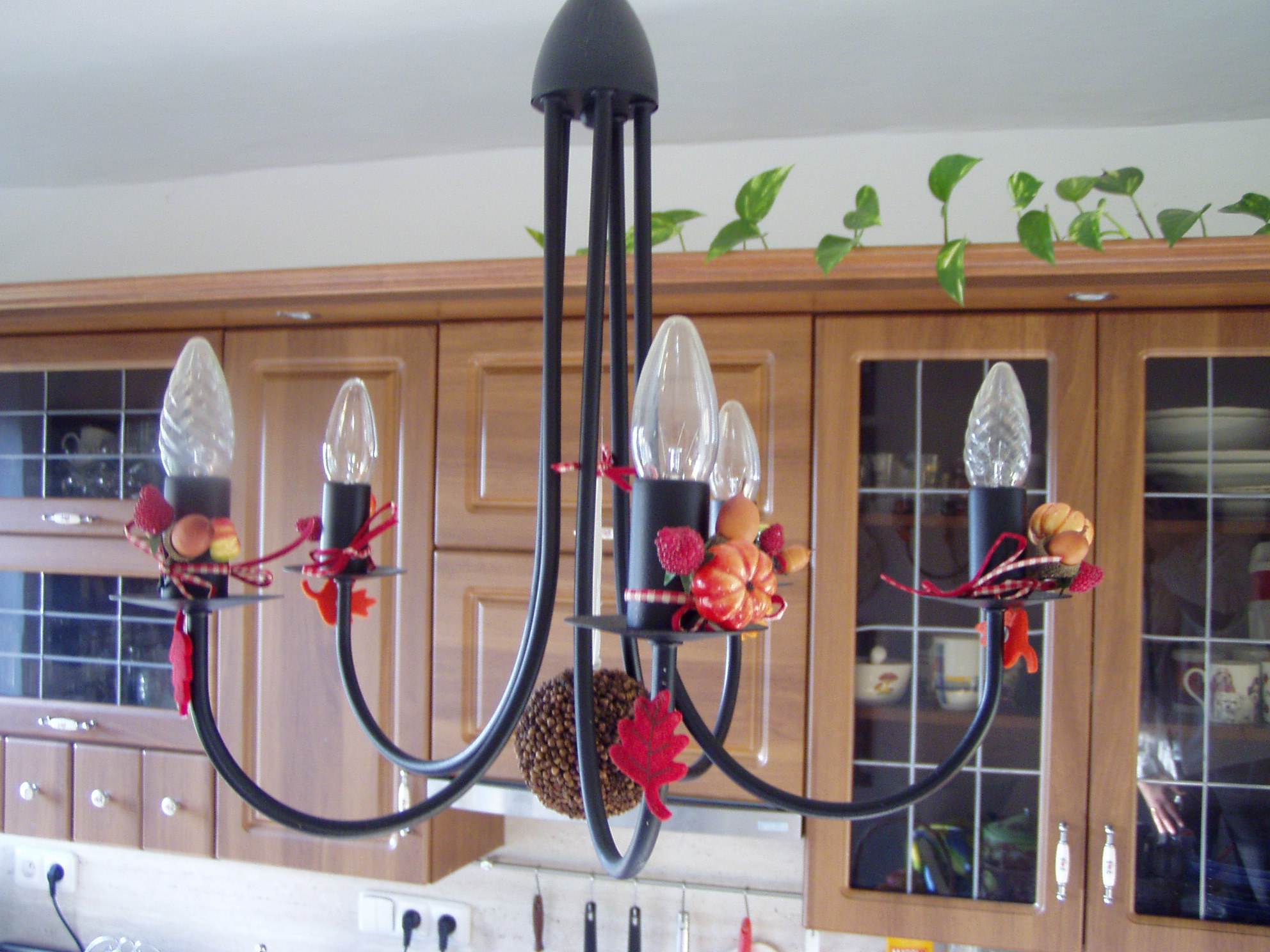 Podzimně ozdobený lustr v kuchyni